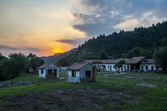 荒廢的鄉(xiāng)村.jpg